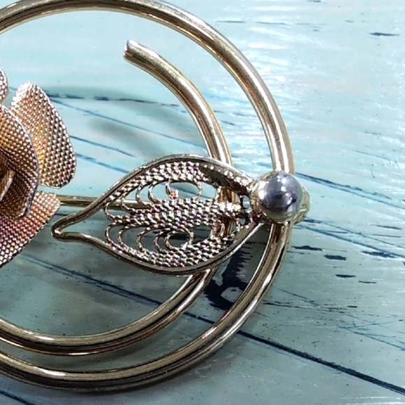 Sarah Coventry | Vintage Gold Tone Floral Rose Leaf Circular Brooch 1" - Picture 4 of 8